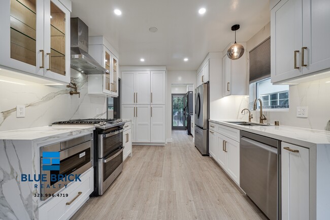 Building Photo - 5620 1/2 Radford Ave -