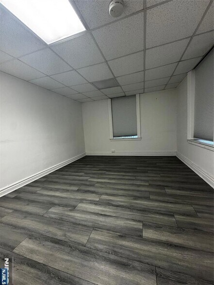 Building Photo - 250 Broad Ave