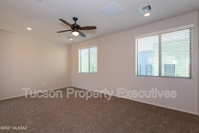 Building Photo - 2442 E Emerald Moon Dr