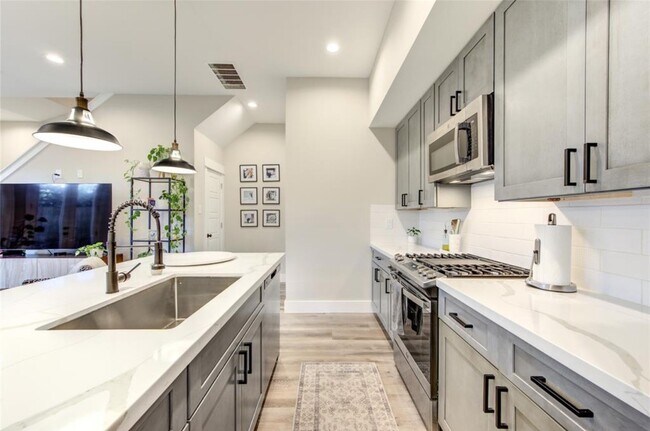 Building Photo - 704 Pinemont Cyn Ln