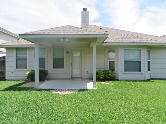 Building Photo - 3 Bedroom 2 Bathroom Villages of Berry Cre...