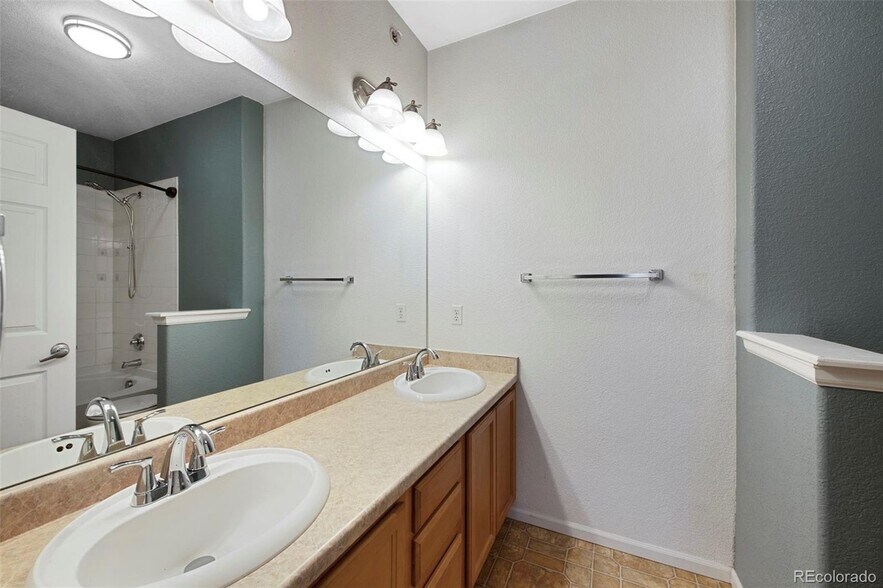 Building Photo - 15700 E Jamison Dr