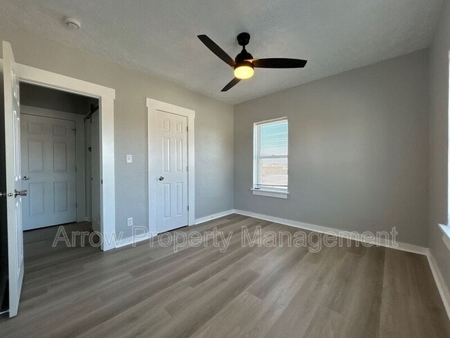 Building Photo - 723 Ella St