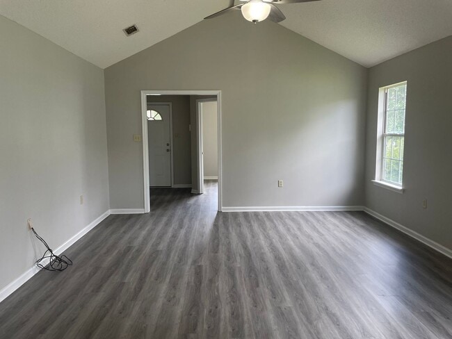 Building Photo - Beautiful 3 Bedroom 2 Bath Home