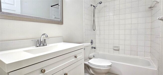 Building Photo - 2736 Penzance St