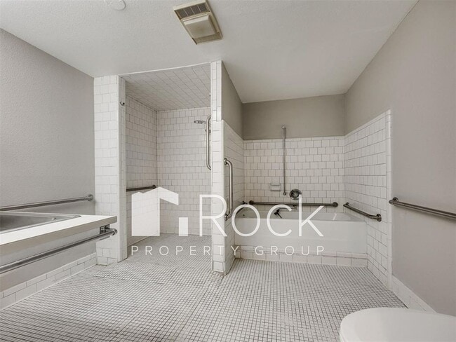 Building Photo - 3 Bedroom Home + 1 Bedroom Apartment near OCU and Uptown!