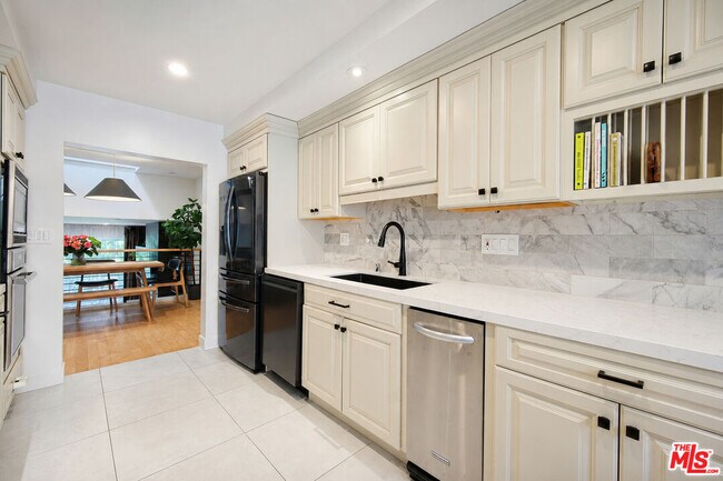Building Photo - 4733 La Villa Marina