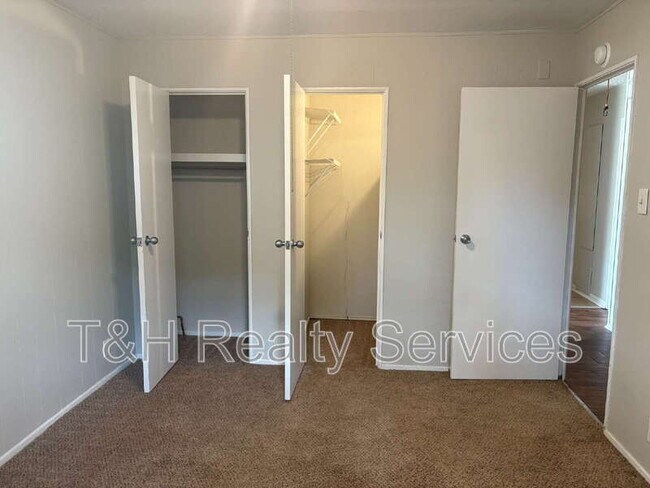 Building Photo - 636 Park Dr