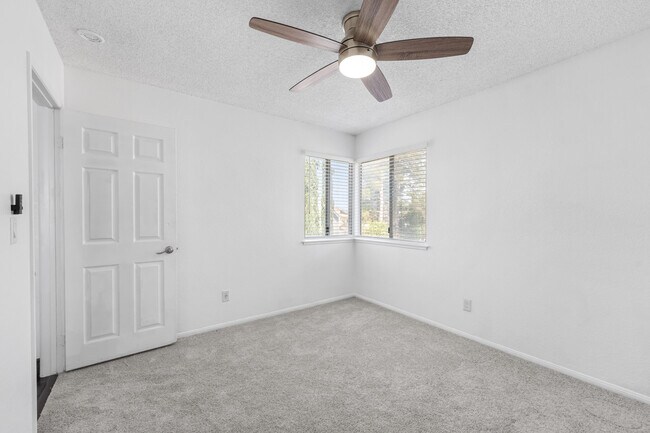 Building Photo - 42851 Lemonwood Dr