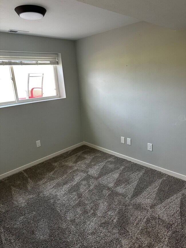 Building Photo - Beautifully Updated Two-Story Home in Sandy — Mountain Views & Big Backyard!