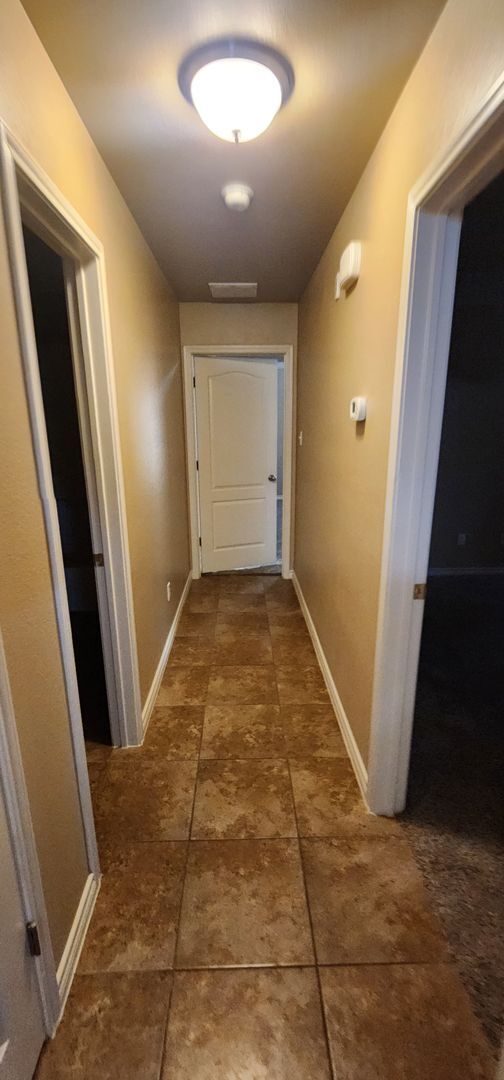 Building Photo - 2 bedroom 2 bath close to Clear Creek 8/12 move in date