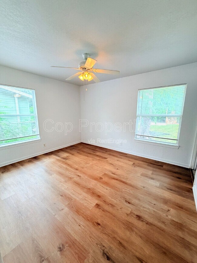 Building Photo - 827 Dunwoodie Dr
