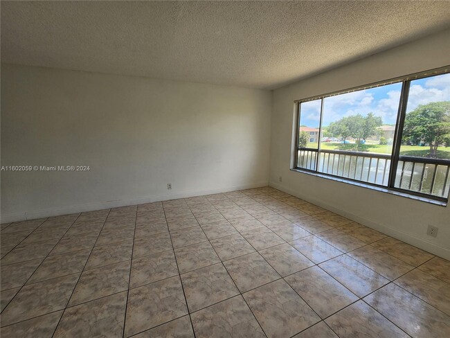 Building Photo - 9962 Twin Lakes Dr