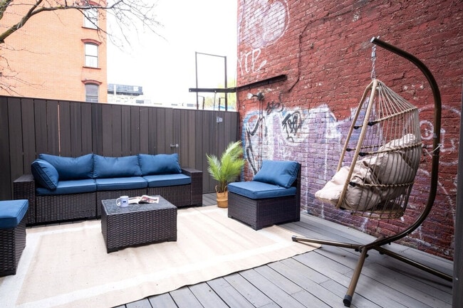 Building Photo - 402 E 11th St