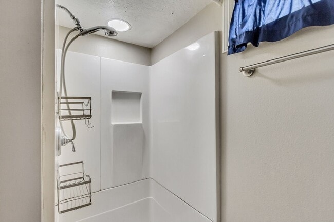 Building Photo - 2 Bedroom Basement Unit For Rent!