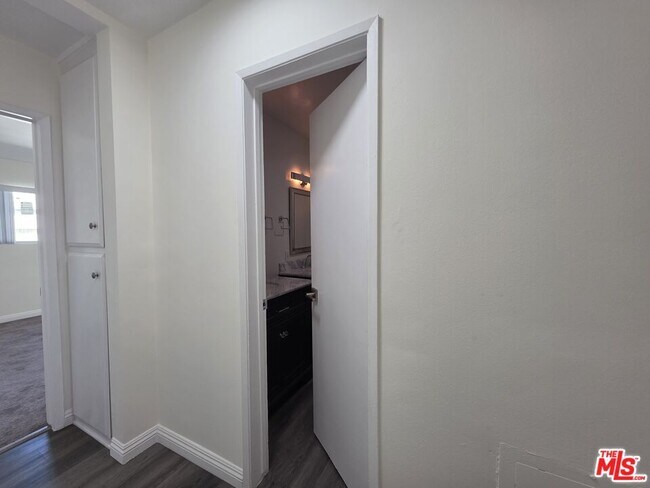 Building Photo - 517 N Francisca Ave