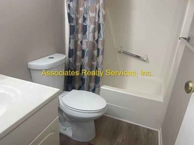 Building Photo - Attention Students! 1 bedroom- Near Shands & UF!  Look!