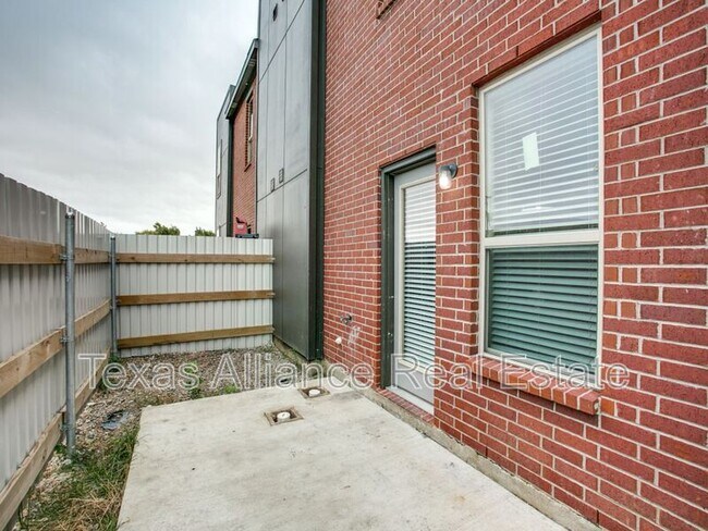 Building Photo - 10684 Tube Dr