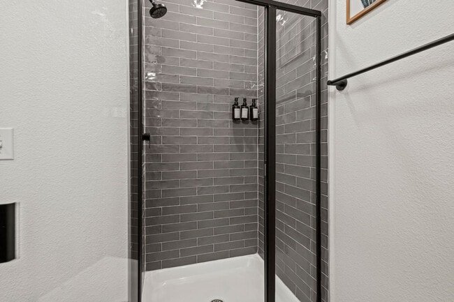 Building Photo - 596 W 9th St