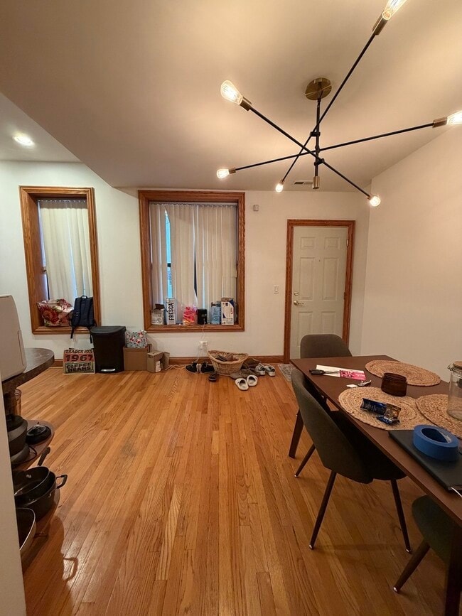 Building Photo - 3734 N Sheffield Ave