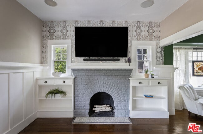 Building Photo - 201 S Ave 55