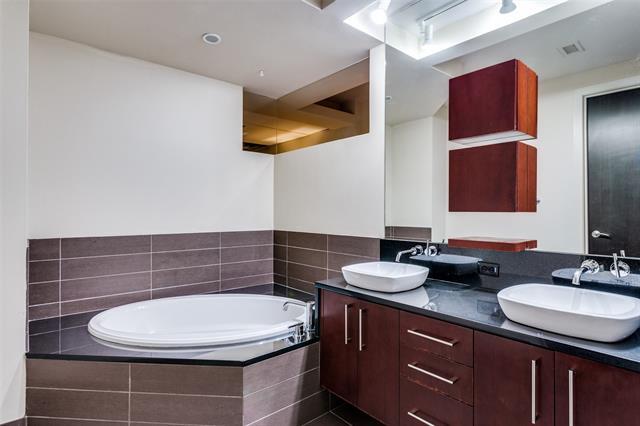 Building Photo - 2600 W 7th St