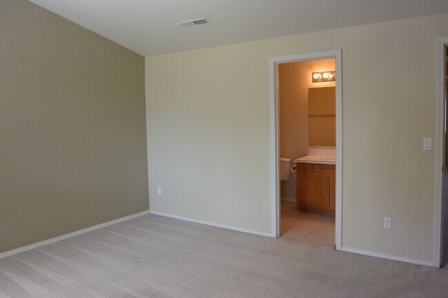 Building Photo - 5546 NE 89th Ave