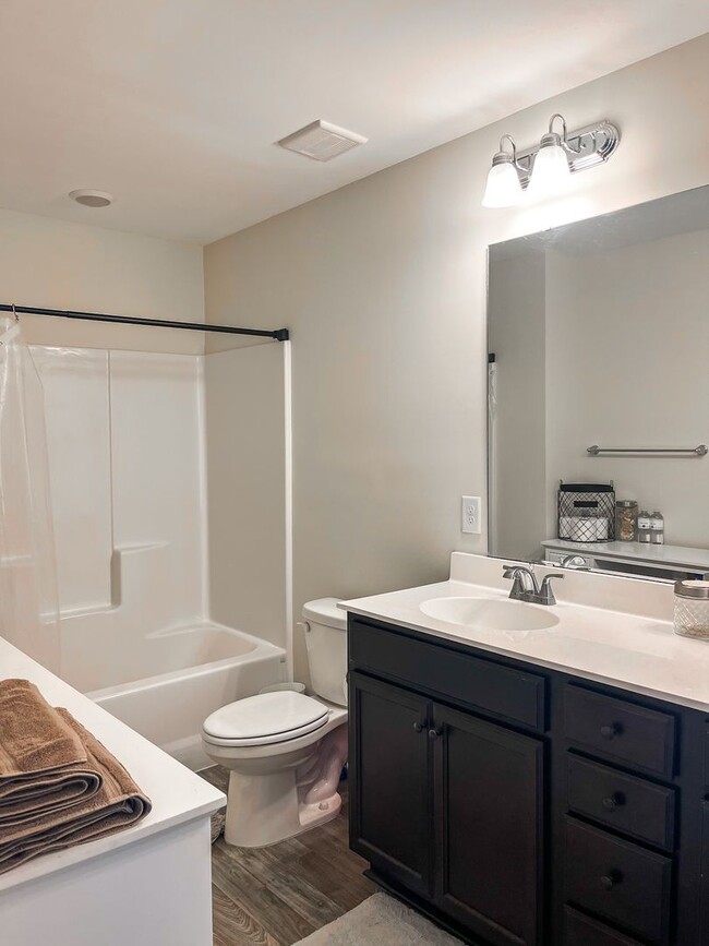 Building Photo - Gorgeous 3 Bed + Bonus in Hubert!!!!