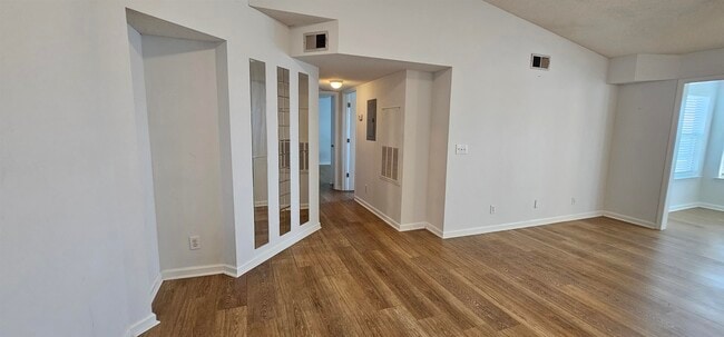 Building Photo - 2273 Huntingdon Dr