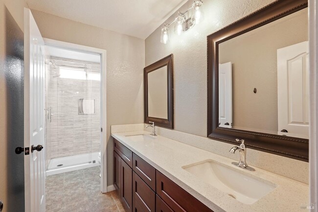 Building Photo - 606 Roscommon Pl