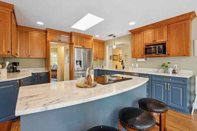 Building Photo - Everything included in rent price!! All ut...
