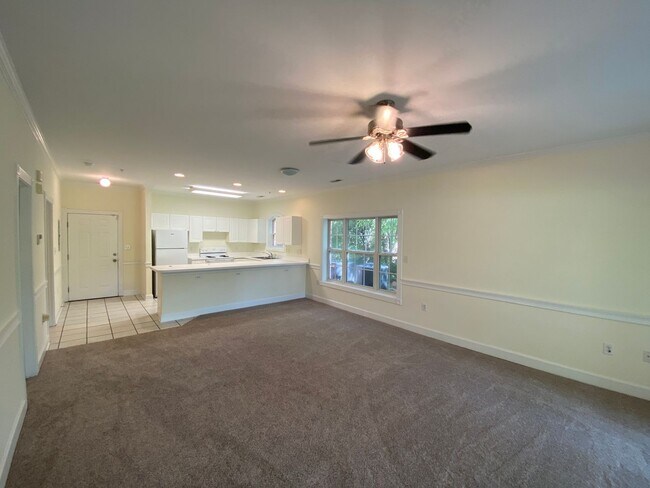 Building Photo - Pristine move in ready Condo located in He...