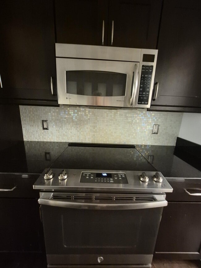 Building Photo - 600 W 9th St