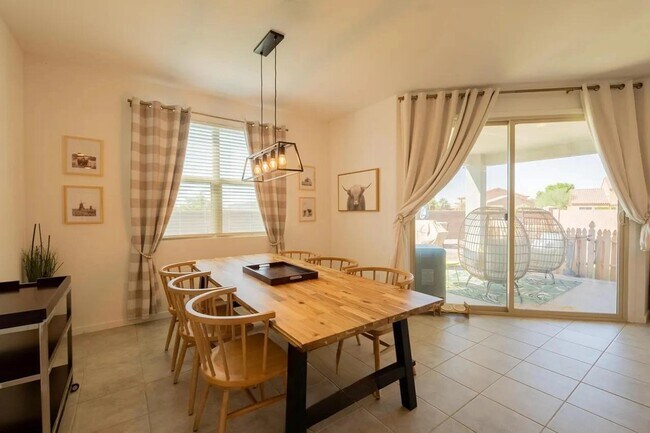 Building Photo - 2639 E Alida Trail