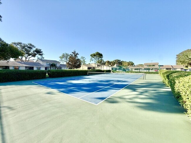 Building Photo - 2131 Ridge Rd S