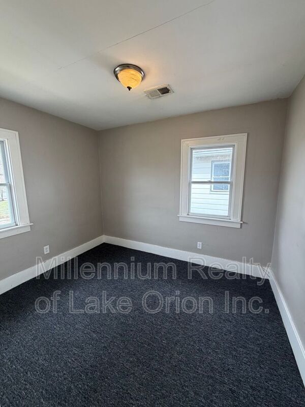 Building Photo - 140 Summit St