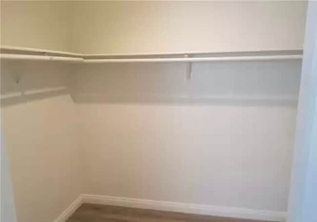 Building Photo - Charming 1st Floor Comdo