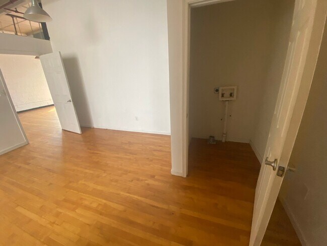 Building Photo - 1501 Kemper St