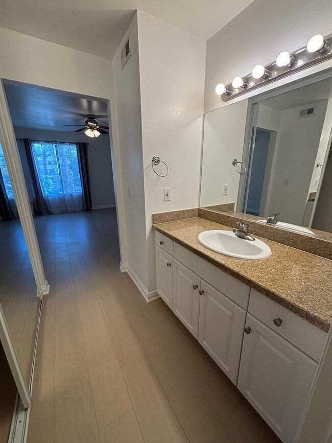 Building Photo - Amazing 1 Bedroom Condo at "The Met" Woodl...