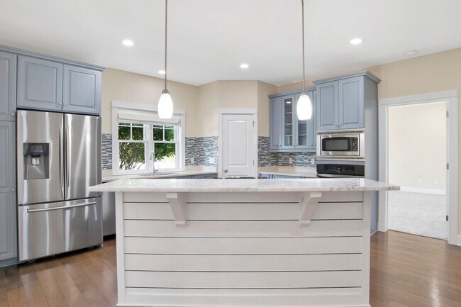 Building Photo - Sprawling Pensacola home close to NAS Pens...
