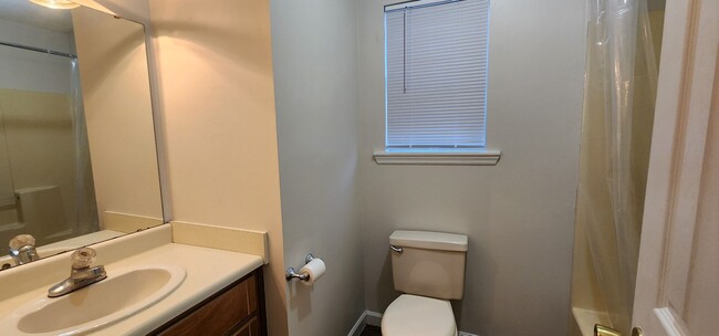 Building Photo - Inviting 3-Bedroom Valdosta Home with Fenc...
