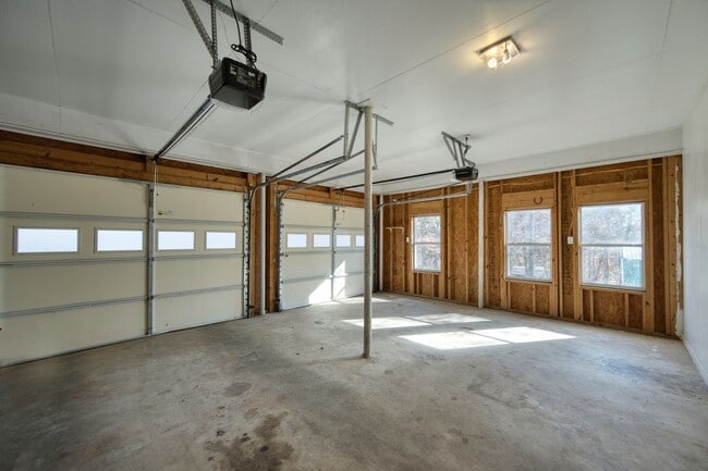 Building Photo - MOVE-IN SPECIAL- $300 OFF FIRST MONTH'S RENT!