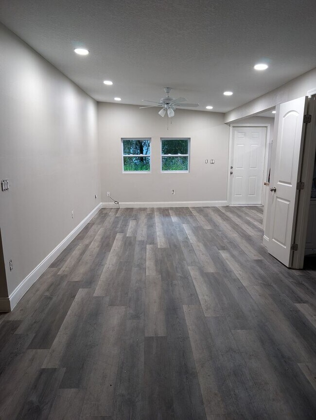 Building Photo - Renovated 3/2 in Oretega Farms