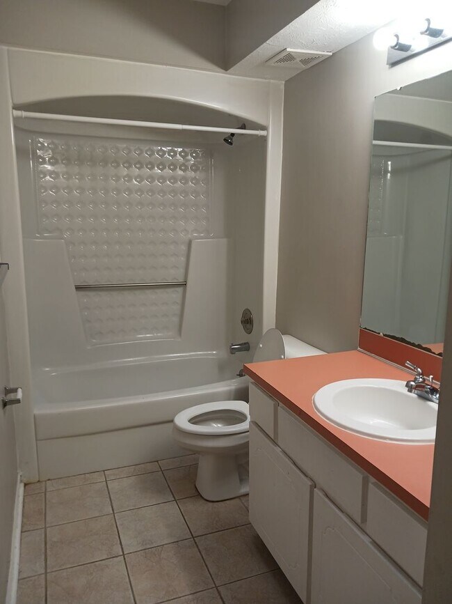 Building Photo - 4 Bedroom 2 bathroom Home available to ren...