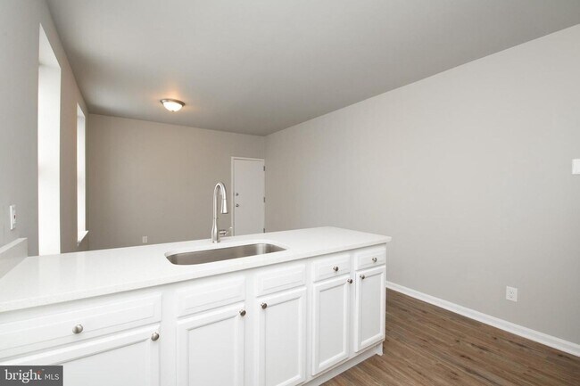 Building Photo - 3 Bed 1 Bath Renovated Townhouse