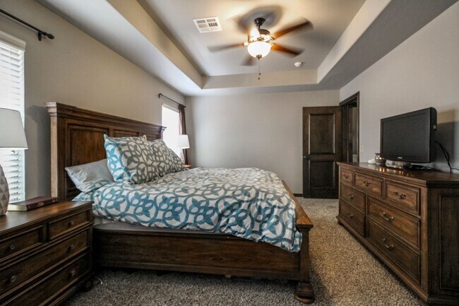 Building Photo - Perfect 4 bed, 2 bath, 3 car in The Grove/Deer Creek