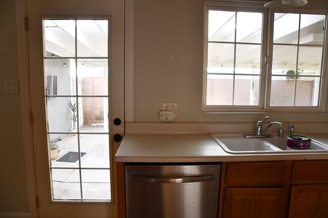 Building Photo - 1210 E Oakmont Ave