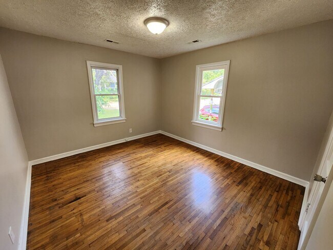 Building Photo - Spacious 3-Bedroom, 2-Bathroom Home AVAILA...