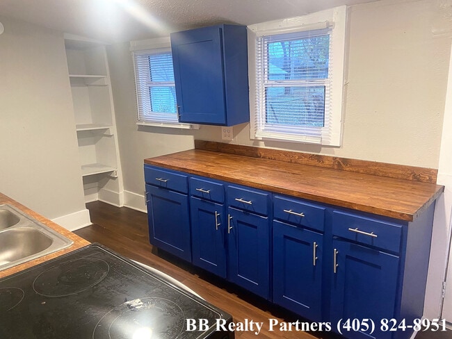 Building Photo - 1121 S Quaker Ave