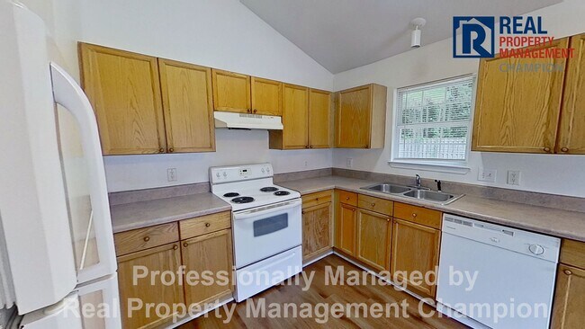 Building Photo - 3 BD/2BA Home with Sunny Floorplan and Eat-in Kitchen